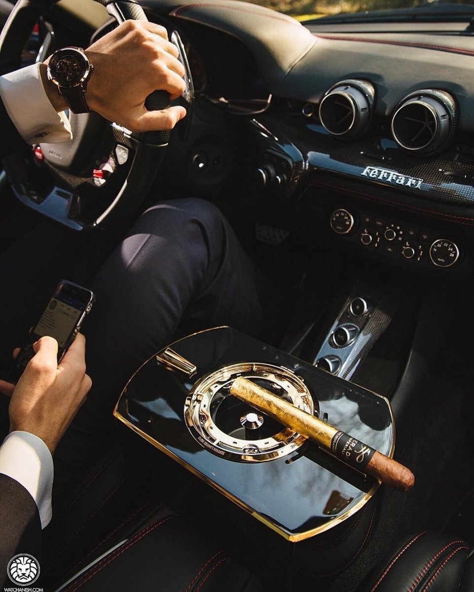 Мужчина в кабриолете