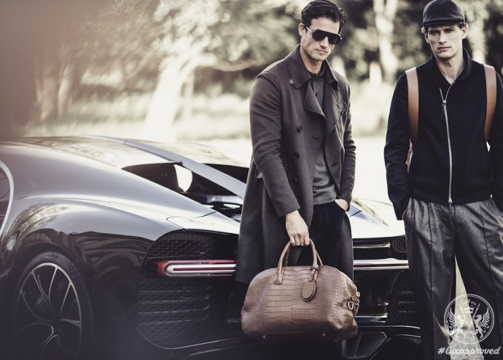 Мужчина возле машины