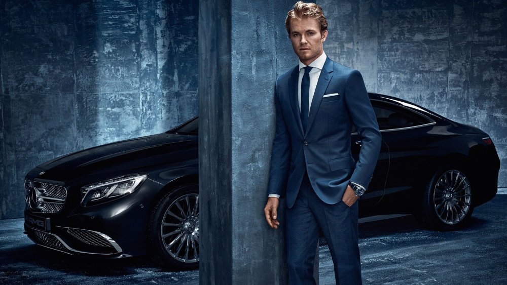 Мужчина около машины