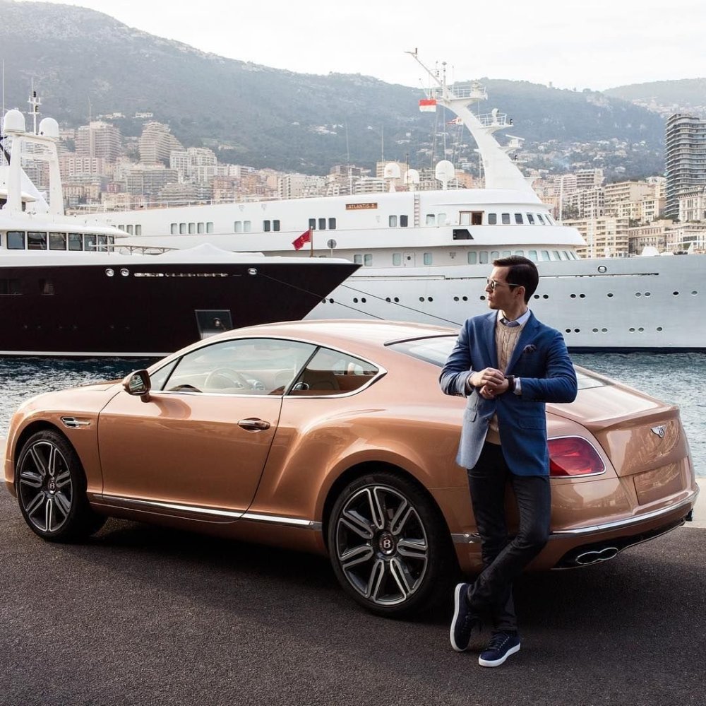 Богатый мужчина на машине