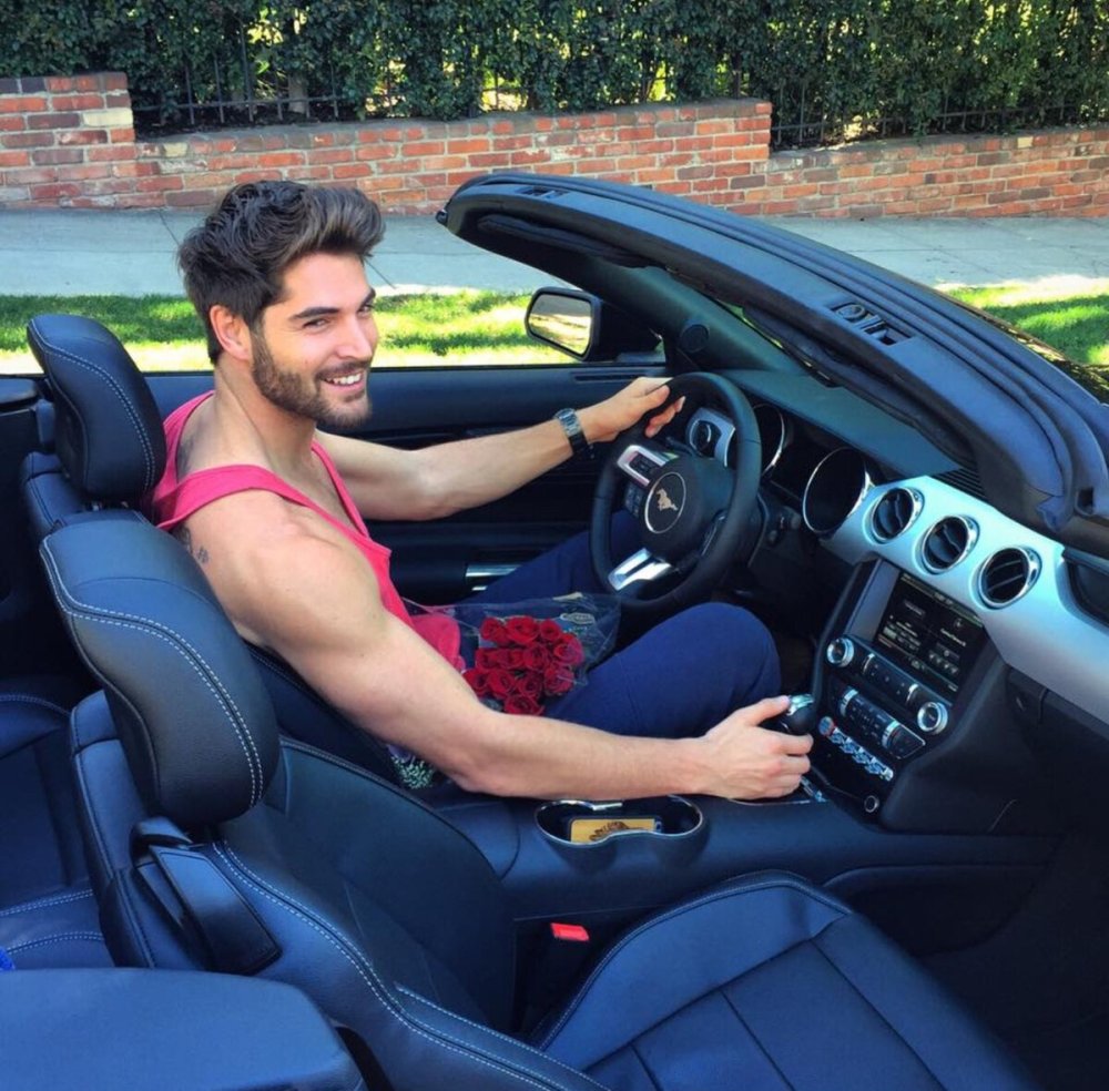 Мужчина в машине