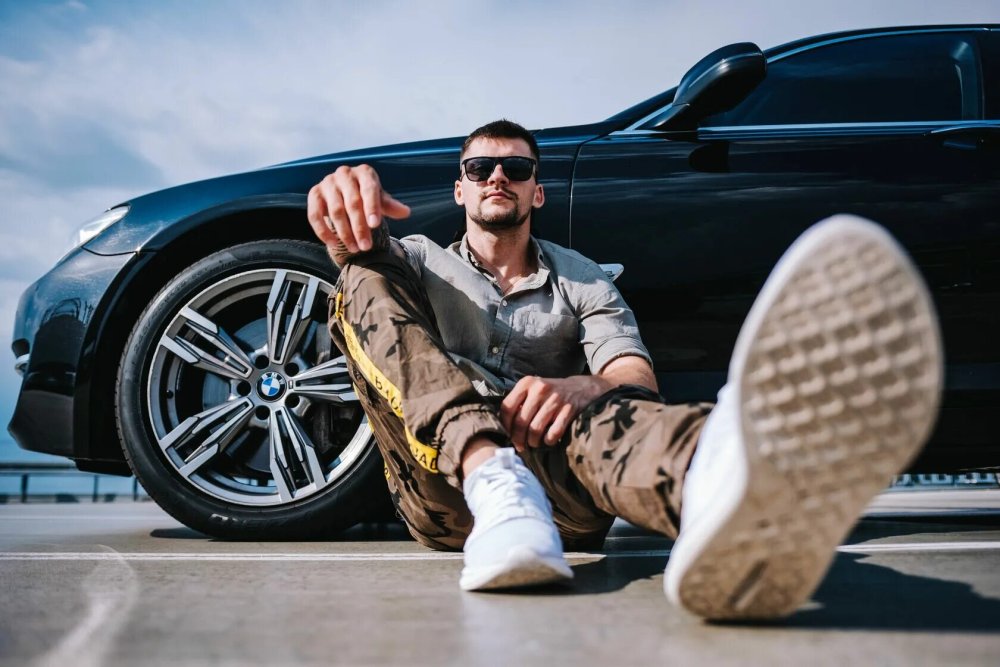 Человек возле машины