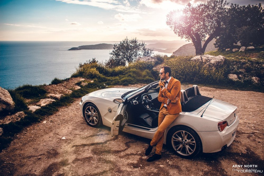 Рядом с машиной