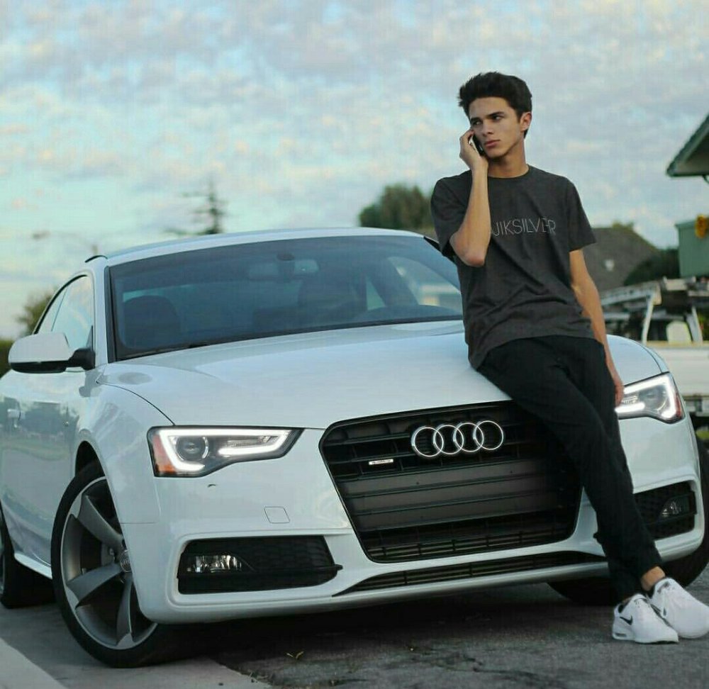 Мужчина модный с машиной