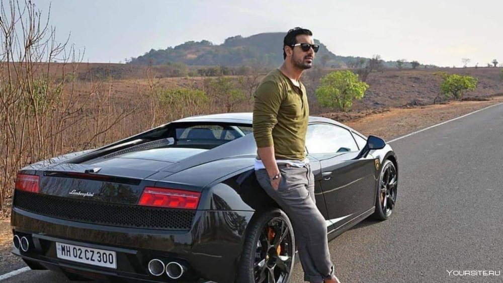 Мужчина в дорогой машине