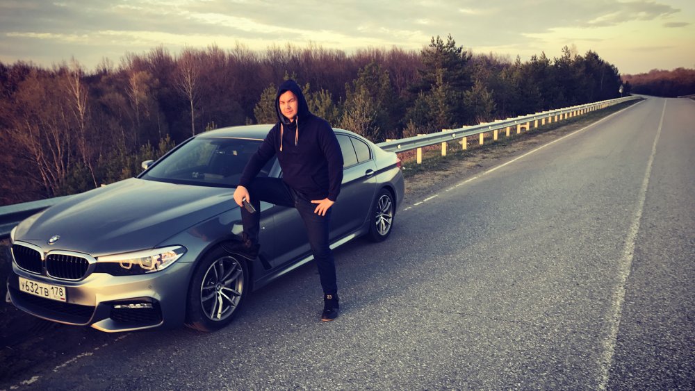 Парень на фоне авто