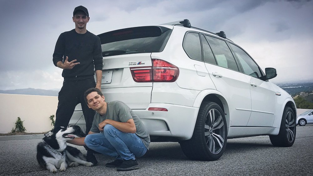 Мужчина на фоне авто