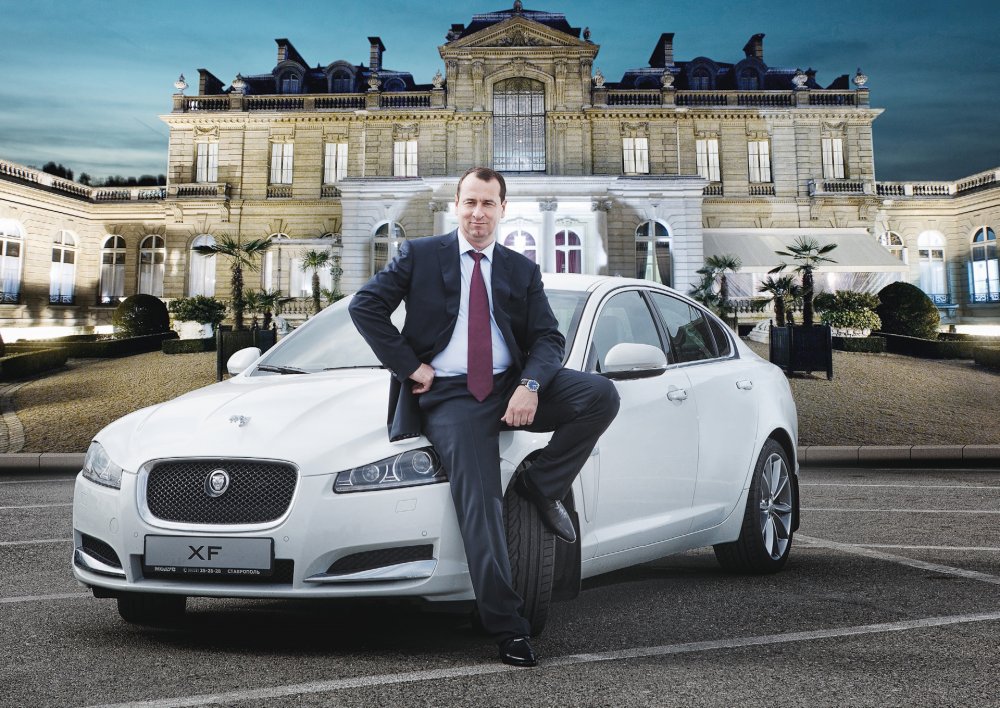 Красивый мужчина в машине