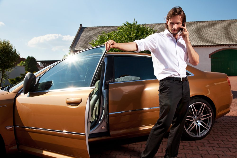 Парень около машины