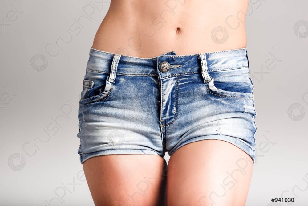 Джинсовые шорты на теле