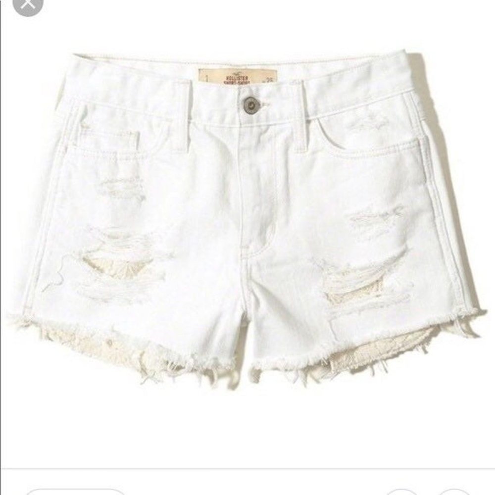 Белые джинсовые шорты на белом фоне