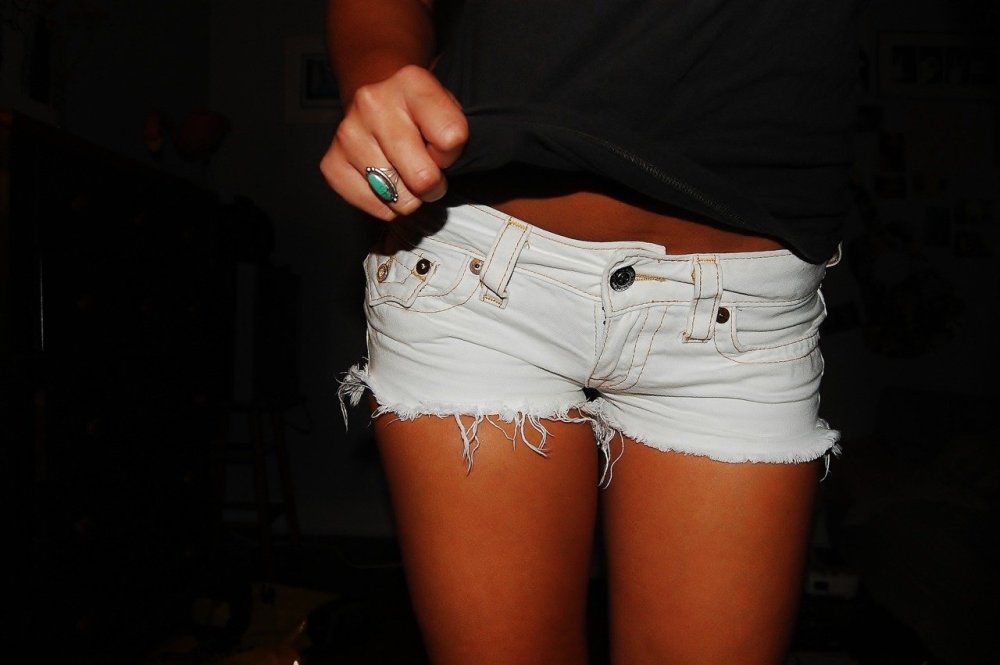 Девушка в шортах без лица