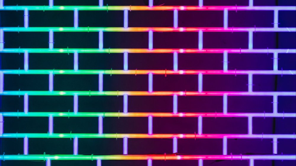 Кирпичная стена с подсветкой