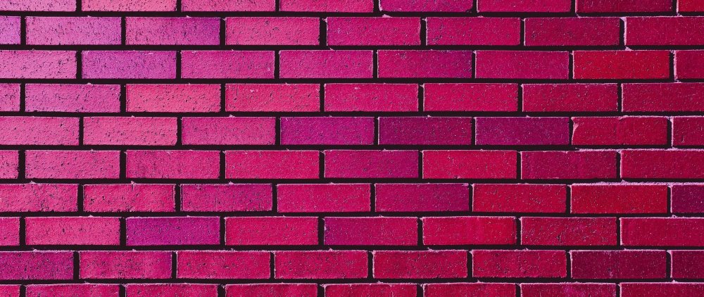 Неоновая вывеска на кирпичной