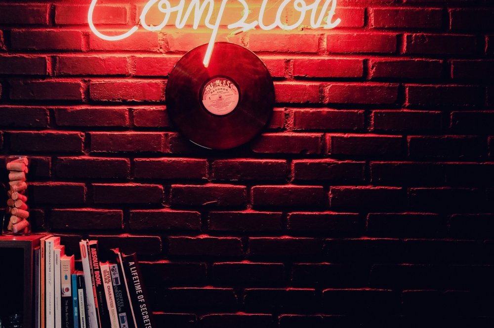 Кирпичная стена неон