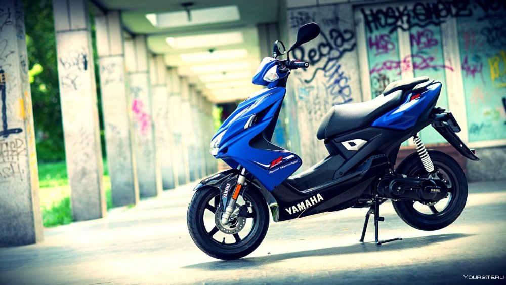 Девушка на скутере с пассажиром