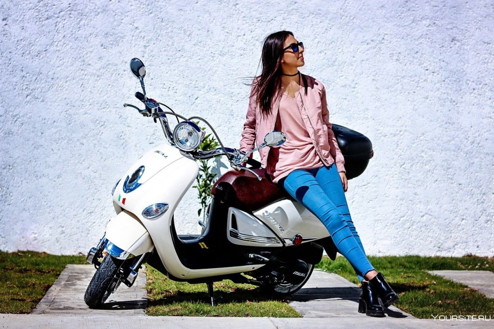 Желтый скутер на фоне города