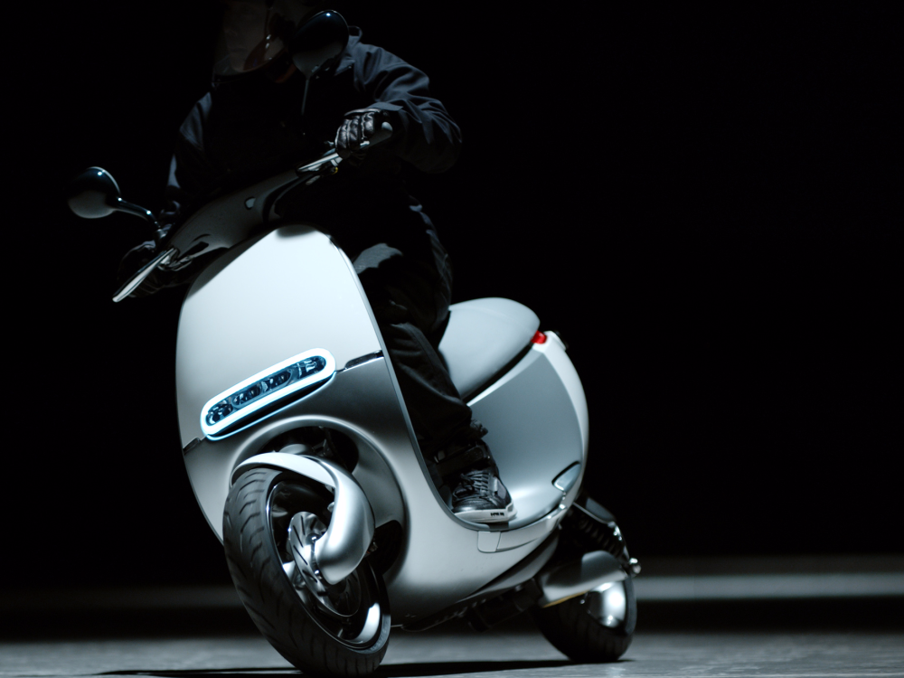 Электроскутер на улице