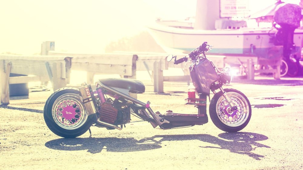 Доставщик еды на скутере