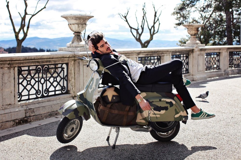 Человек на скутере