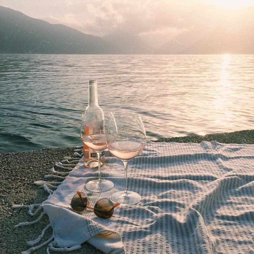 Бокал вина на фоне моря