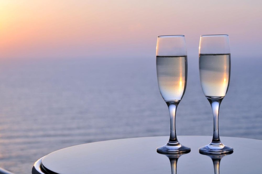 Бокал на фоне моря