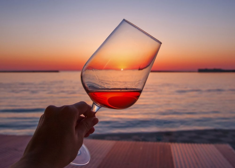 Бокалы с вином на фоне моря