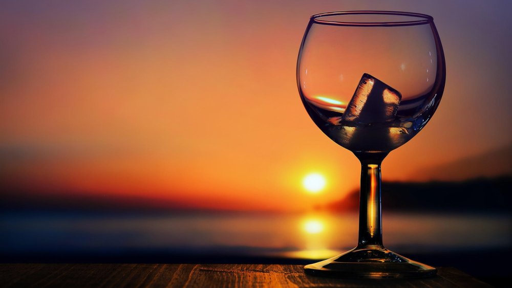 Вино на фоне заката