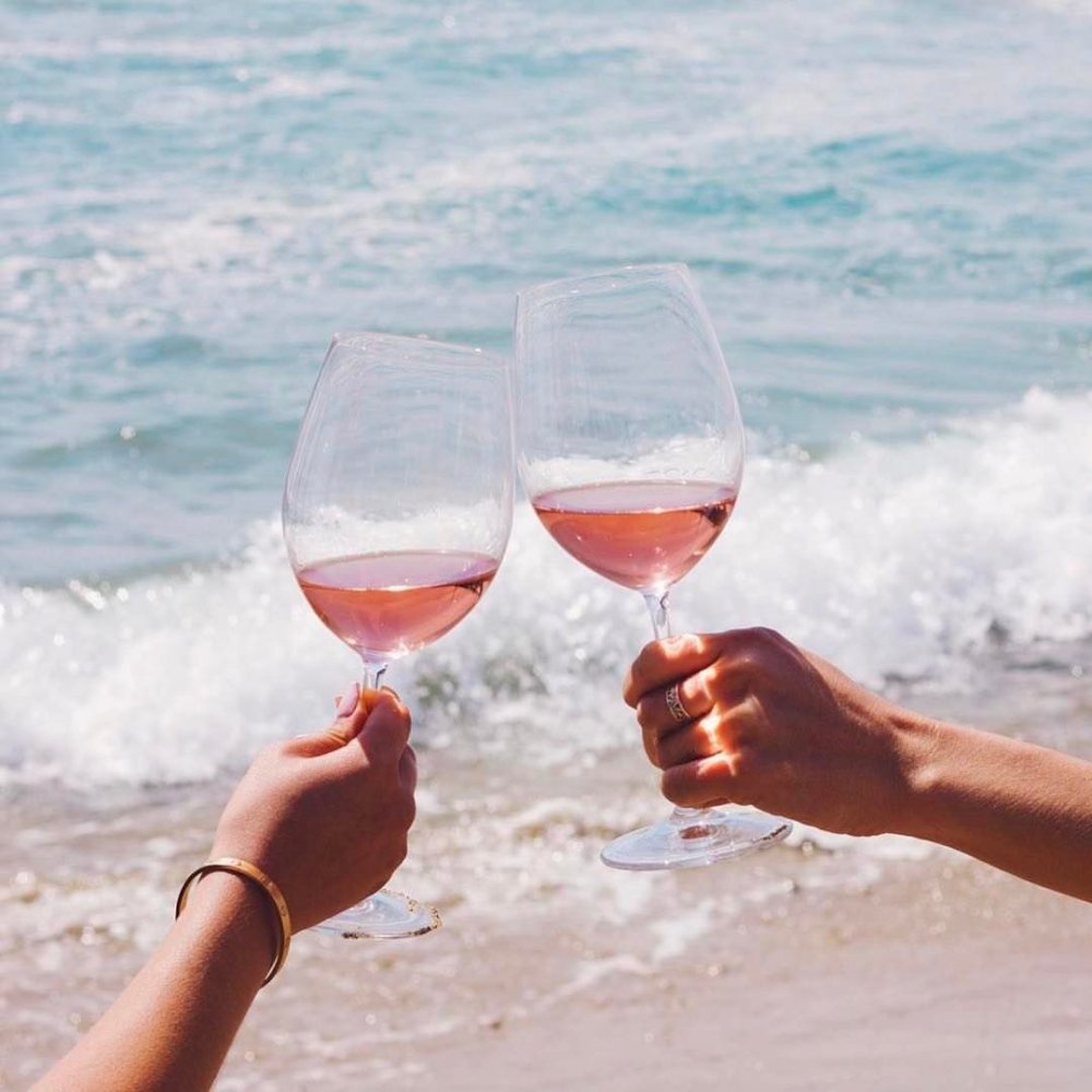 Галечный пляж вино