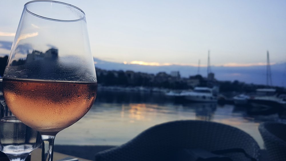 Вино и море