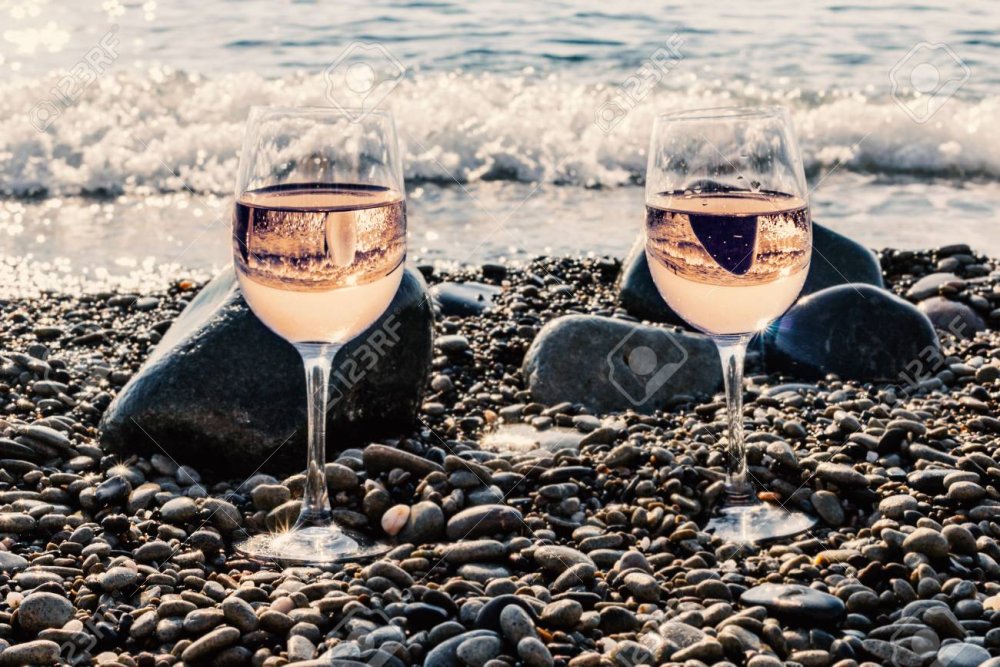 Вид на море с двумя бокалами