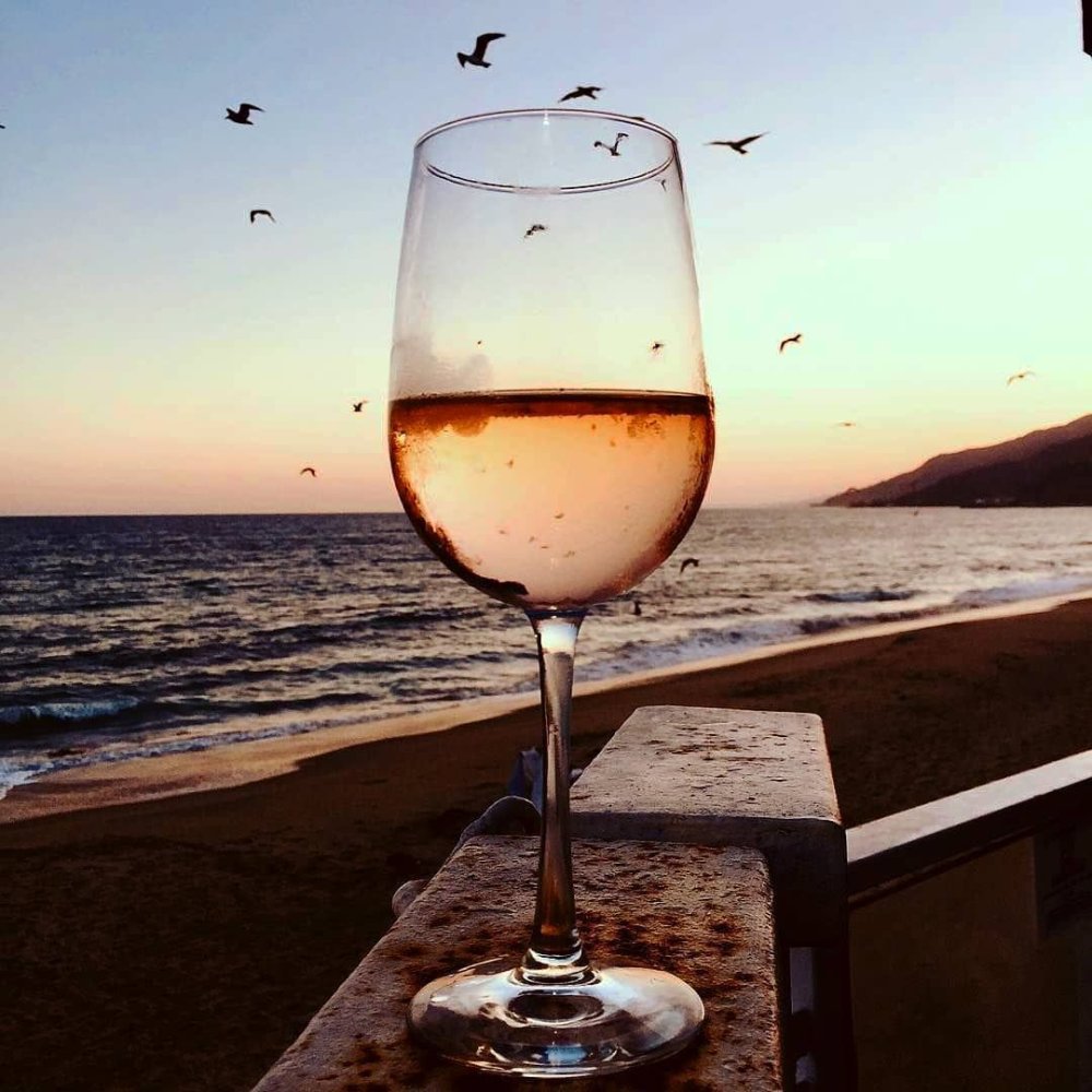 Бокал вина на берегу моря