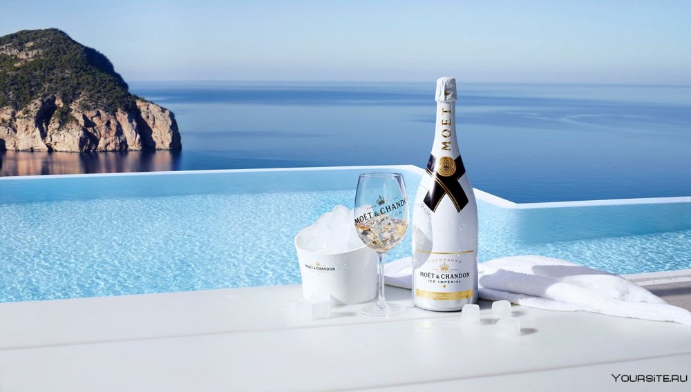 Бокалы на пляже