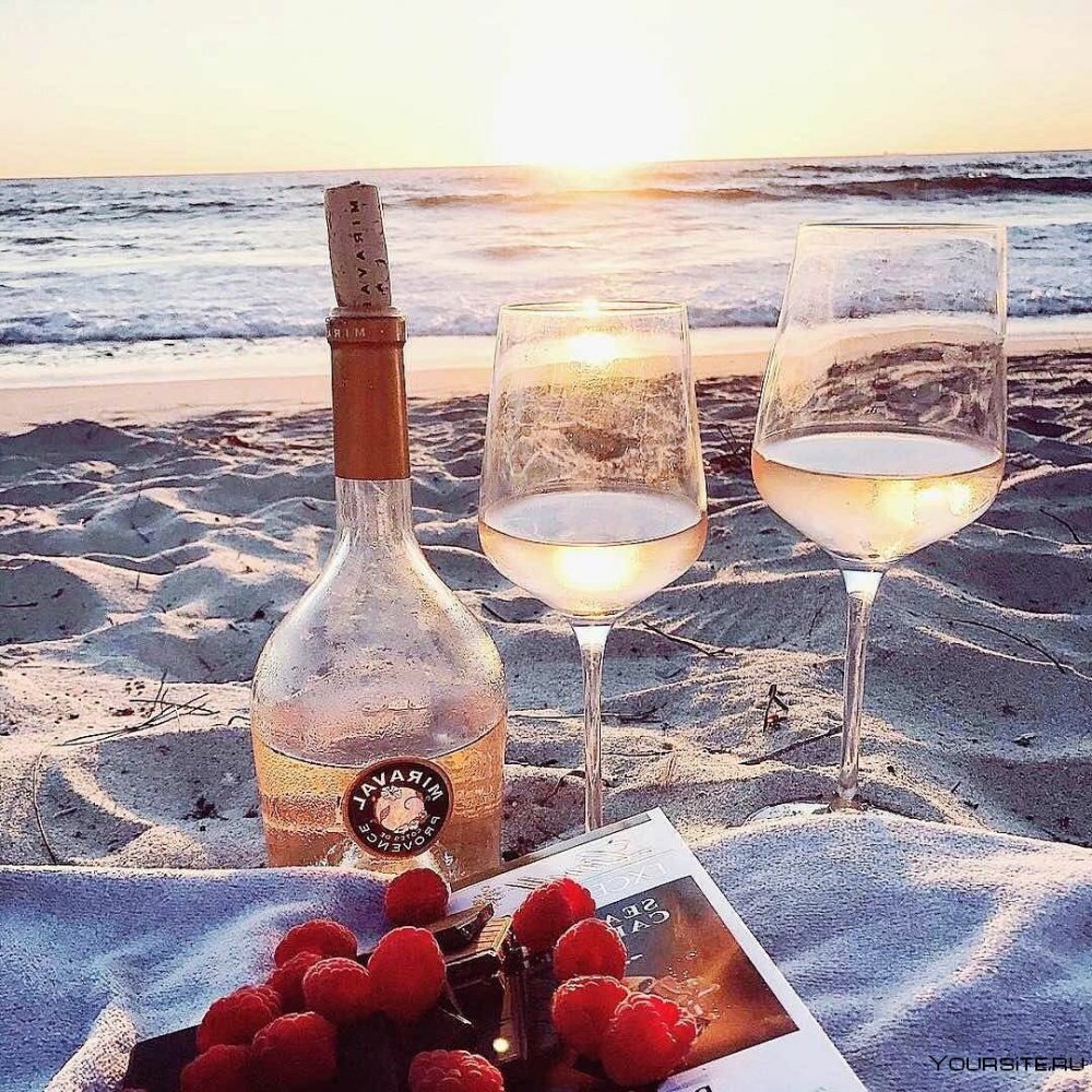 Бокал вина на море