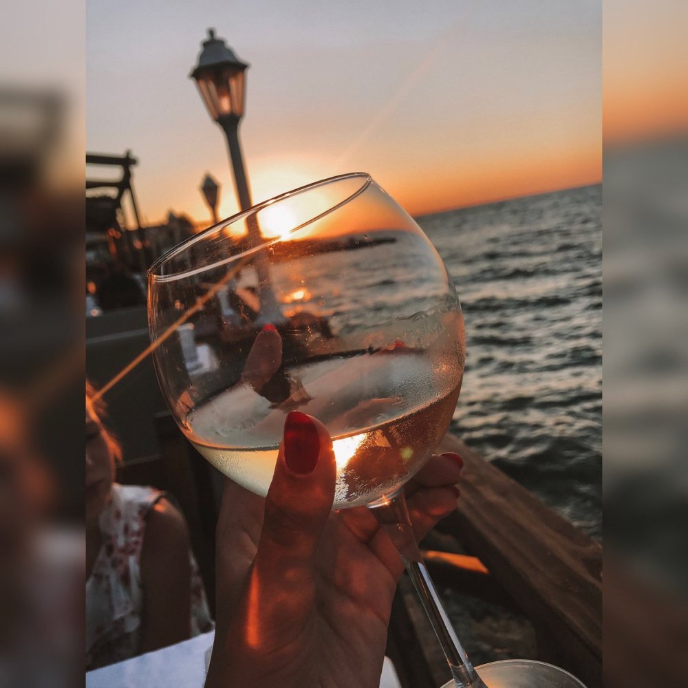 Вино на пляже