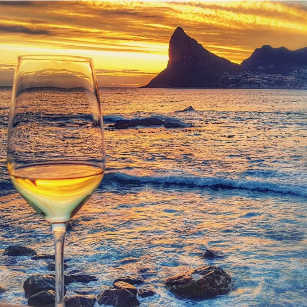 Вино на берегу моря вечером