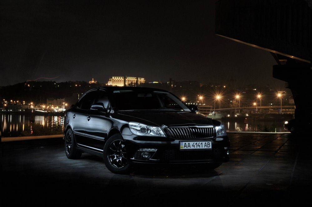 Шкода Октавия черная ночью