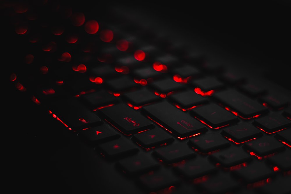 Клавиатура с подсветкой на темном фоне