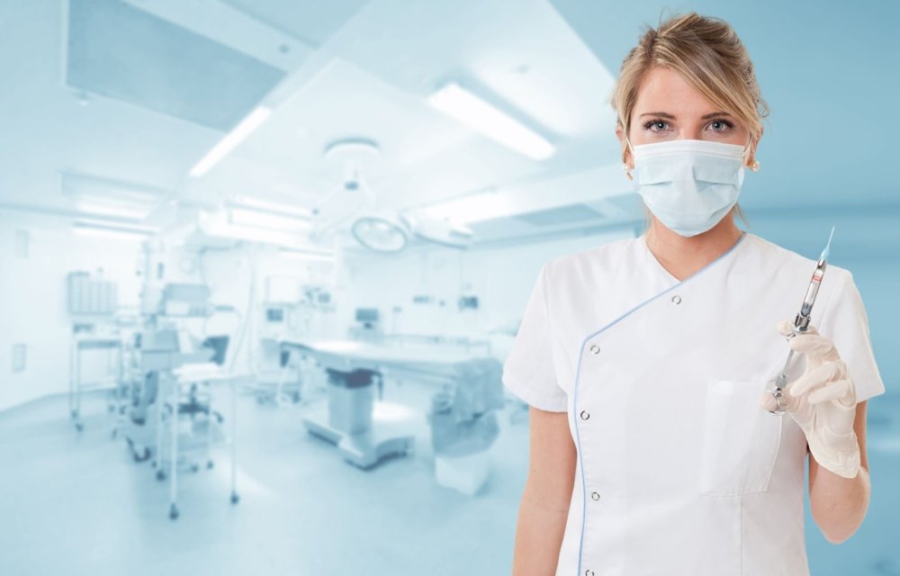 Врач в маске и белом халате