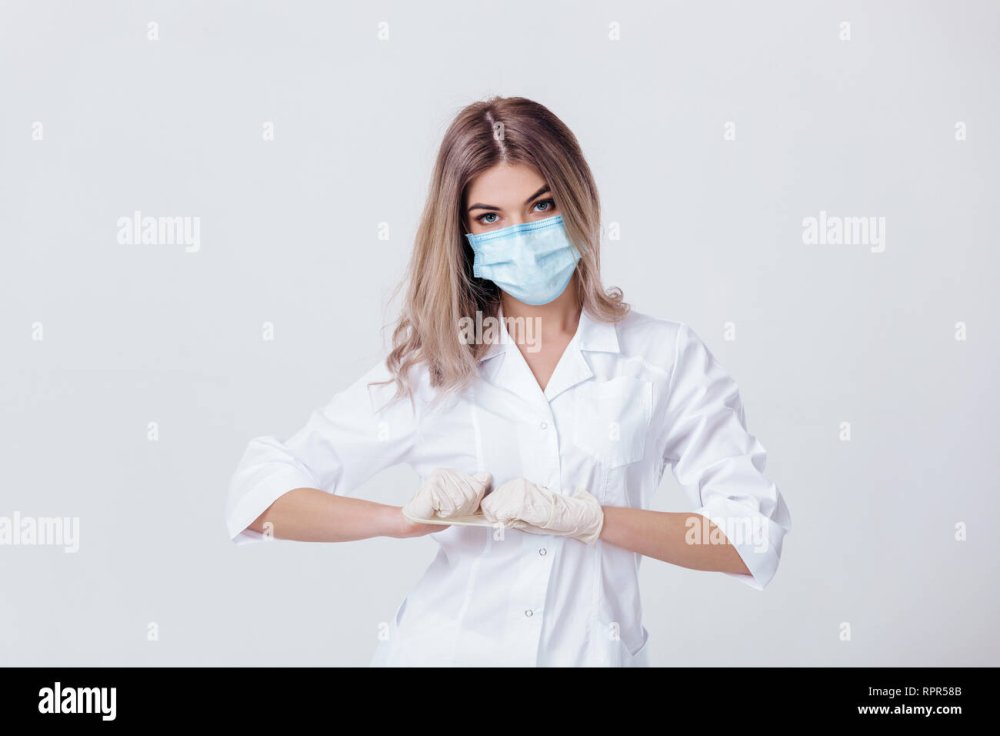Девушка в маске медицинской красивая