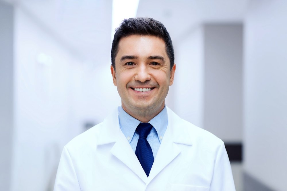 Доктор улыбается в халате