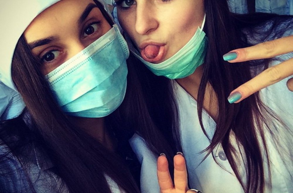 Девушка в маске медицинской красивая