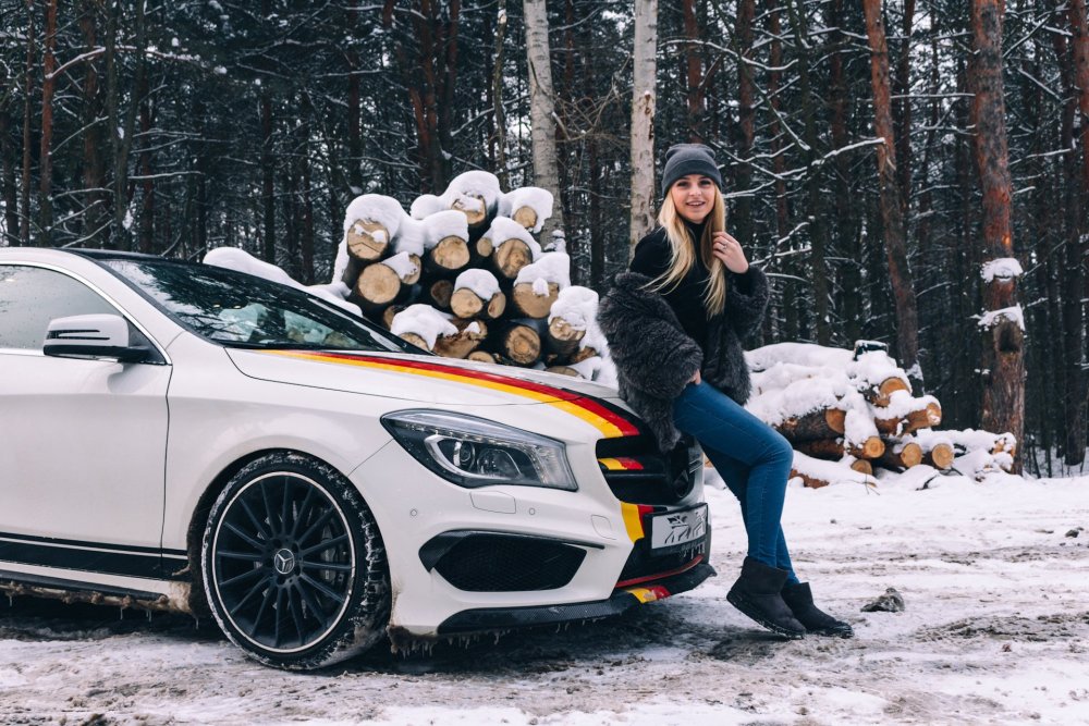 Девушка сидит на машине