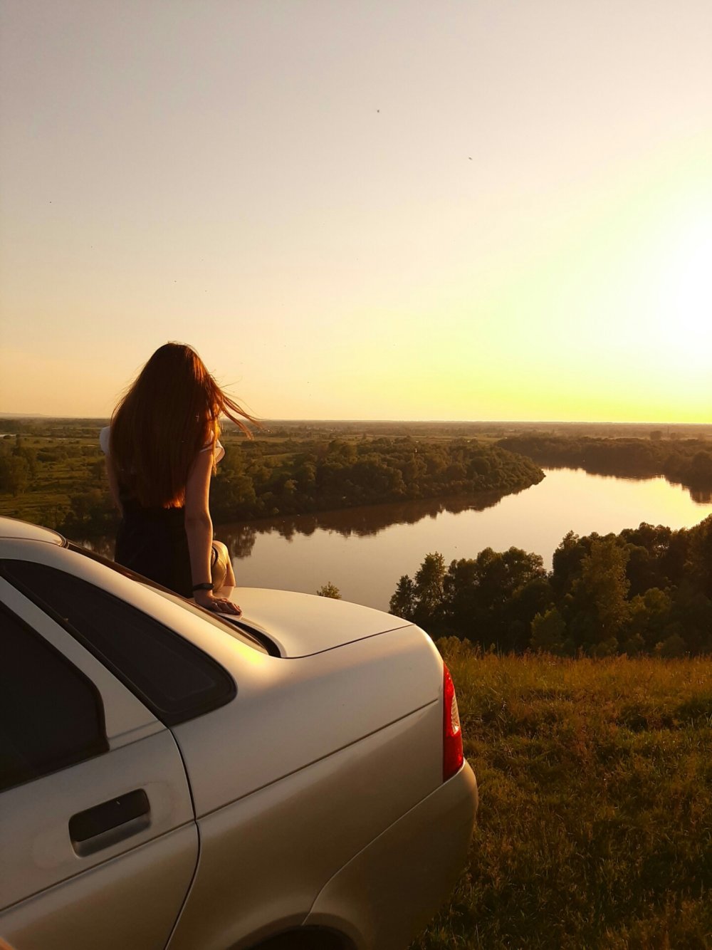 Блондинка в машине