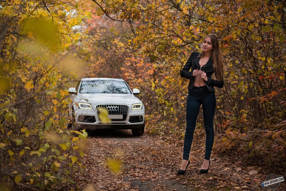 Машина на фоне гор