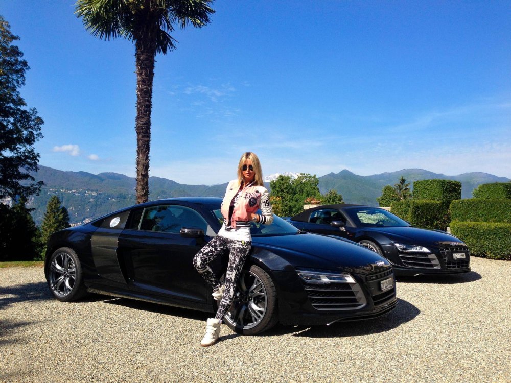 Фотосессия на фоне машины