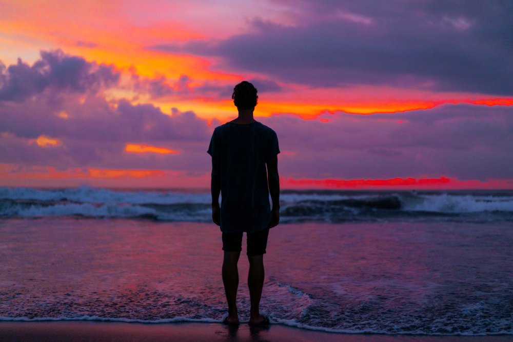 Парень на закате