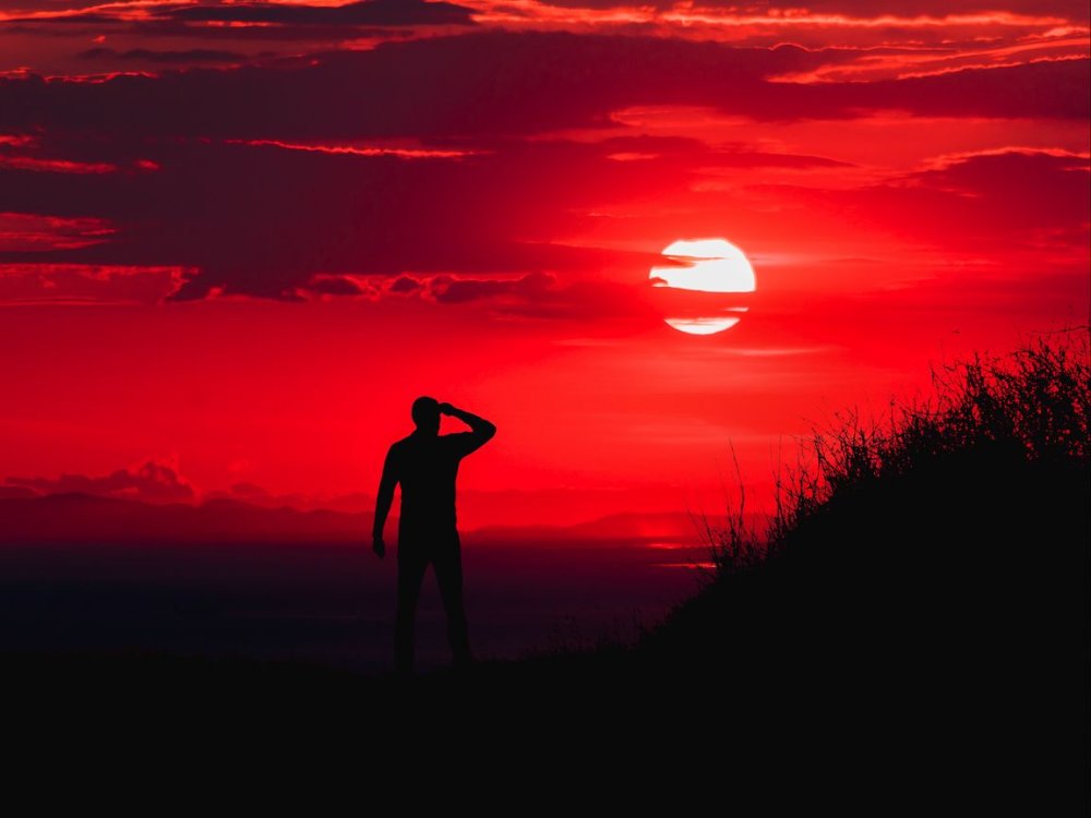 Парень на закате