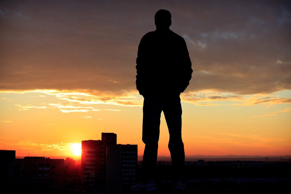 Парень на закате