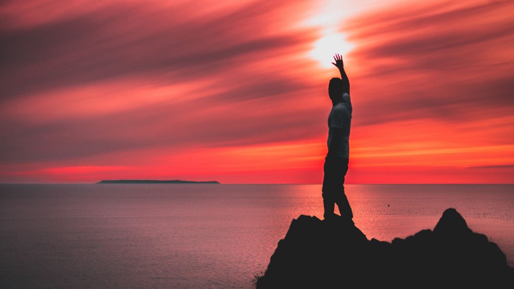 Парень на закате